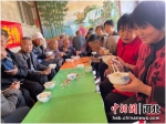 60岁以上老人在“幸福院子”共享饺子宴。 李灵娟 摄 - 中国新闻社河北分社