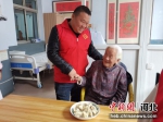 邢台经济开发区工作人员在慰问老人。 任永利 摄 - 中国新闻社河北分社