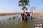 图为大名县抗汛救灾人员转移安置群众。　庞涛 摄 - 中国新闻社河北分社