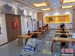 孩子们跟老师学习揖礼。　武邑县官方供图 - 中国新闻社河北分社