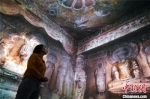 图为游客正在参观数字复原的响堂山石窟刻经洞。　李栋 摄 - 中国新闻社河北分社