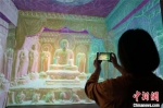 图为游客正在参观数字复原的响堂山石窟刻经洞。　李栋 摄 - 中国新闻社河北分社