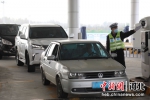 图为交警在引导过往车辆人员进行智慧安检。 刘杨 摄 - 中国新闻社河北分社