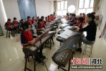10月15日，在河北省衡水市新苑小学，学生们在上古筝特色课。 王建全 摄 - 中国新闻社河北分社