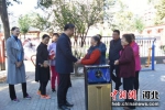 图为保定市竞秀区委书记贾瑞生(左)为冯久爱送去音响。马香云 摄 - 中国新闻社河北分社