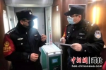 图为在列车上工作的薛立深(左一)。李子超 摄 - 中国新闻社河北分社