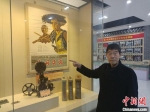 图为魏少先和他收集到的《小兵张嘎》海报、1920年法国产的电影放映机。　王天译 摄 - 中国新闻社河北分社
