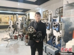 图为魏少先展示他所收集的电影放映机。　王天译 摄 - 中国新闻社河北分社