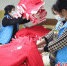 图为童装厂工人在赶制童装。朱涛 摄 - 中国新闻社河北分社