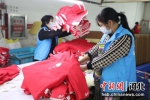 图为童装厂工人在赶制童装。朱涛 摄 - 中国新闻社河北分社