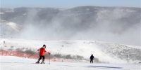 2020年12月31日，滑雪爱好者在张家口市崇礼区云顶滑雪公园滑雪。新华社发(武殿森摄) - 中国新闻社河北分社
