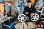 刘信平在修复老电影胶片。　姚友谅 摄 - 中国新闻社河北分社