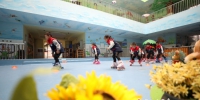 河北省隆尧县实验幼儿园的孩子们在练习轮滑。 孙立强 摄 - 中国新闻社河北分社