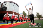 河北省隆尧县实验幼儿园的孩子们举着北京冬奥会吉祥物图案和标语，高喊着冬奥会口号。 孙立强 摄 - 中国新闻社河北分社