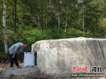 围场县水务局工作人员查看新建的蓄水池。 围场县委宣传部供图 - 中国新闻社河北分社
