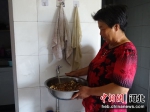 村民在用新安装的自来水洗菜。 围场县委宣传部供图 - 中国新闻社河北分社