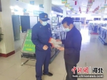 消防人员在对商家进行消防宣传。 武振山 摄 - 中国新闻社河北分社