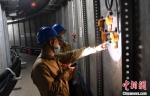 雄安新区综合管廊首批电力舱线缆投入运行，工作人员正在检查设备。　韩冰 摄 - 中国新闻社河北分社