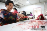 10月28日，河北肃宁县御带河藏红花种植园，工人正在烘干藏红花。刘巨雷摄 - 中国新闻社河北分社