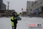 图为交警雪中执勤。隆化县公安供图 - 中国新闻社河北分社