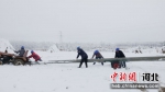 图为博野供电公司人员雪中开展抢修作业。 王雷 摄 - 中国新闻社河北分社
