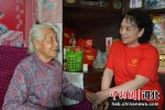 图为邝秀兰(右)慰问百岁老人。 望都县委宣传部供图 - 中国新闻社河北分社