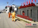 保洁员打扫村中卫生死角。 徐水区委宣传部供图 - 中国新闻社河北分社
