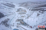 图为雪中俯瞰云顶滑雪公园。　束文 摄 - 中国新闻社河北分社