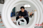 河北省平乡县拓洋制冷配件有限公司，一名工人在生产加工空调导管。　姚友谅 摄 - 中国新闻社河北分社