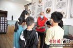 图为志愿者为学生介绍中医文化知识。 陈子康 摄 - 中国新闻社河北分社