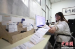 霸州市信安镇一家具公司内，客服人员正在打印发货单。　贾珺 摄 - 中国新闻社河北分社