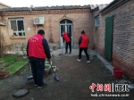党员干部帮困难群众打扫庭院。 高阳县委宣传部供图 - 中国新闻社河北分社