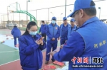 图为职工志愿者开展冬奥宣传工作。供图 - 中国新闻社河北分社