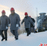 11月25日，国网承德供电公司冬奥保障团队队员在国家冬季两项中心赛道区电力设备进行巡视。盖巧琳 - 中国新闻社河北分社