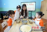 图为巨鹿县第八幼儿园教师在给同学们讲解粮食知识。马羚 摄 - 中国新闻社河北分社