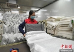图为河北霸州一家具公司缝纫车间，工人正在包装加工好的餐椅。　刘向 摄 - 中国新闻社河北分社