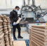 图为产业园内的一家具厂车间，工人正在制作3D弯曲木家具。　宋敏涛 摄 - 中国新闻社河北分社