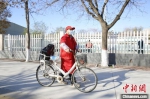 图为彭栓成推着他的脚踏车在路上。　张子良 摄 - 中国新闻社河北分社