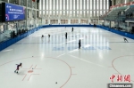 12月5日，河北省第三届冰雪运动会短道速滑(社会组、高校组)比赛在涞源一中滑冰馆举行。　齐保利 摄 - 中国新闻社河北分社