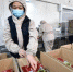 图为河北文安一杂粮加工企业工人正在打包装箱。　王晖 摄 - 中国新闻社河北分社