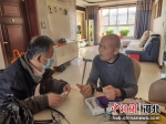 巨鹿县医院医生常万民(左)根据检测结果知道老人调整用药。刘叶 摄 - 中国新闻社河北分社