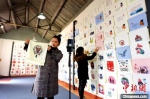 工作人员在河北省衡水市冀州区田园棉文化园文创产品展示区对文创产品进行现场直播。　辛培 摄 - 中国新闻社河北分社