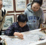 12月8日，王学辉给学员演示如何制作京绣作品。　田家霖 摄 - 中国新闻社河北分社