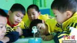 孩子们被面塑“冰墩墩”吸引。　杨浩 摄 - 中国新闻社河北分社