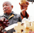 12月8日，河北肃宁县谭庄村，刘全友展示自己制作的“鲁班锁”。刘巨雷 摄 - 中国新闻社河北分社