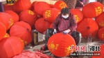 曹章村扶贫车间里一名村民正在制作灯笼。赵路沙 摄 - 中国新闻社河北分社