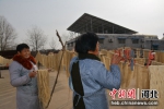 图为李石岗村村民在制作粉条。 赵路沙 摄 - 中国新闻社河北分社