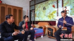 图为崔连中和村里的老伙伴切磋二胡技艺。　李扬 摄 - 中国新闻社河北分社