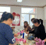 农闲时节，迁西县农村妇女聚集在农家书屋学习插花艺术。 - 中国新闻社河北分社