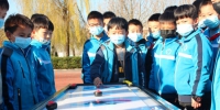 南宫市第一小学的学生进行桌上冰壶训练。 王林 摄 - 中国新闻社河北分社